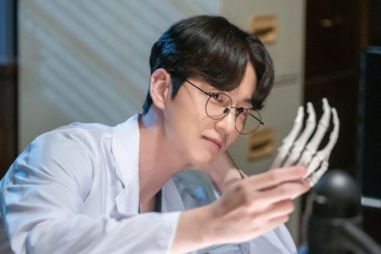 7 Potret Shin Dong Wook Balik Dr. Romantic 3, Kocak Sampe Real Life