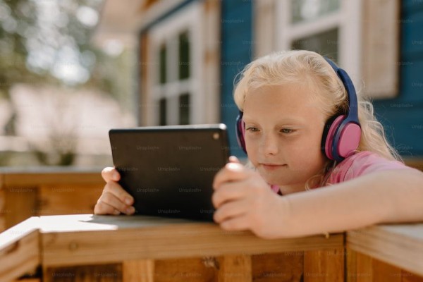5 Strategi Mengenalkan Gadget pada Anak, Berikan Batasan