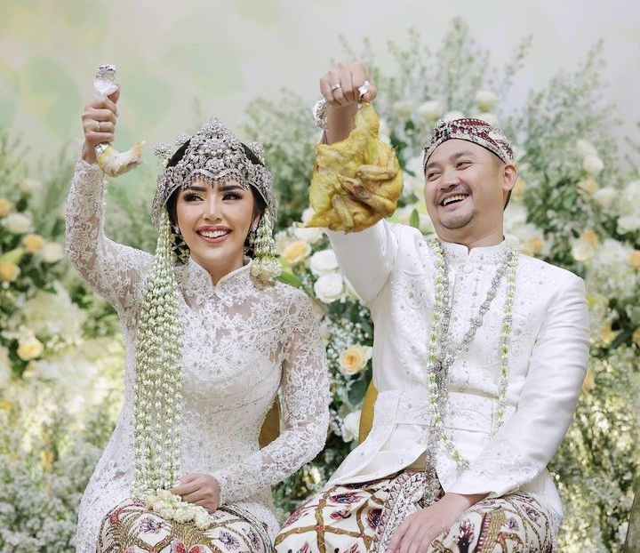 Pesona Nurul Kamaria Istri Angga Wijaya Di Pernikahannya