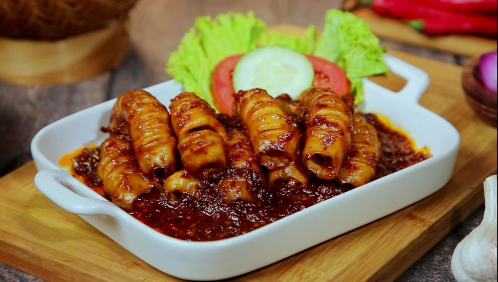 cumi bakar madu yang menggoda selera, menampilkan lapisan madu mengilap dan warna kecokelatan sempurna dari proses pembakaran