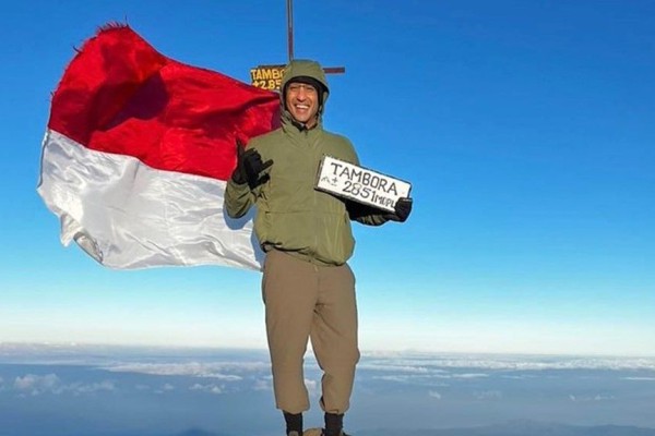 7 Potret Keseruan Nadiem Makarim saat Mendaki Gunung Tambora di NTB