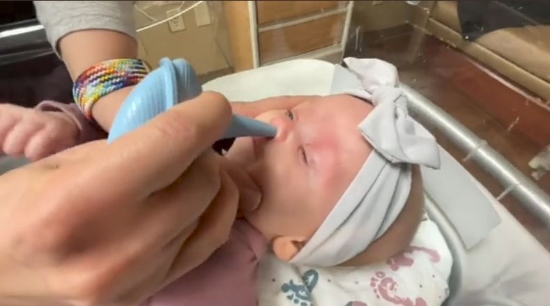 5 Langkah Bersihkan Hidung Bayi dengan Larutan Garam dan Bulb Syringe