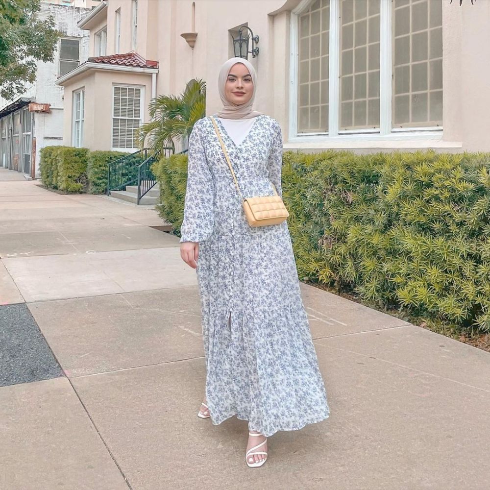 11 OOTD Long Dress untuk Liburan ala Omaya Zein, Pretty and Elegant!