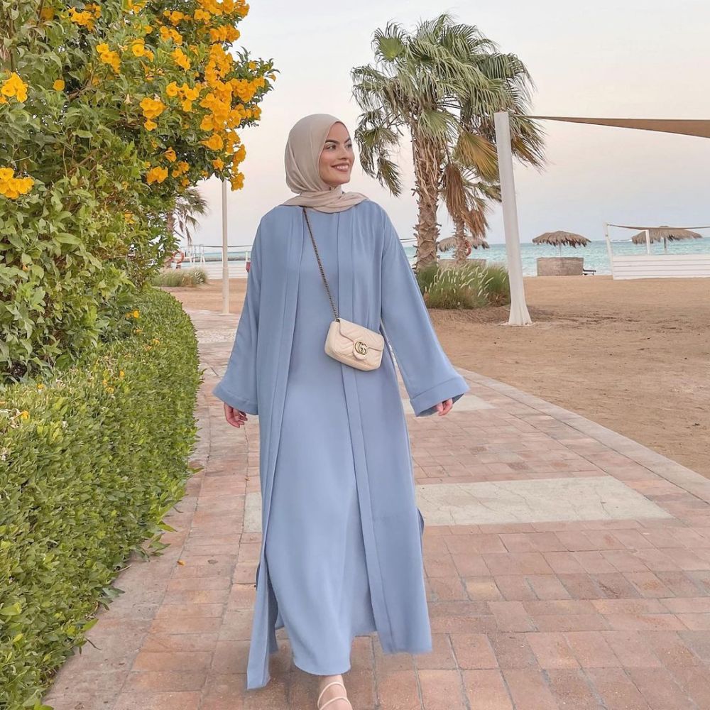 11 OOTD Long Dress untuk Liburan ala Omaya Zein, Pretty and Elegant!