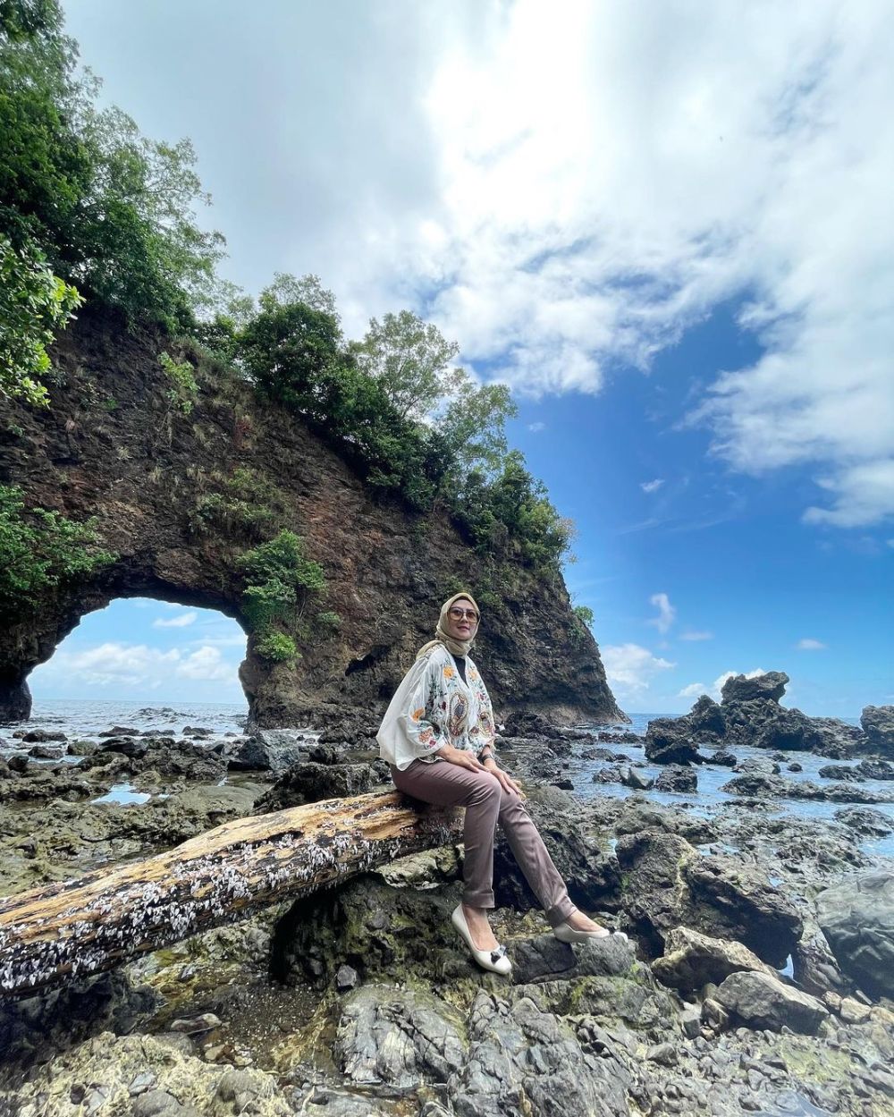 10 Potret Pantai Pintu Kota Ambon, Landscape-nya Unik!