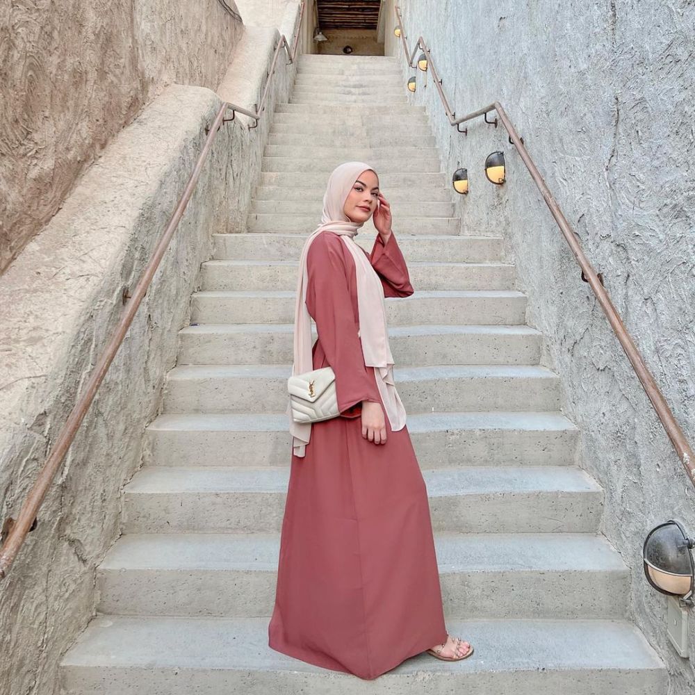 11 OOTD Long Dress untuk Liburan ala Omaya Zein, Pretty and Elegant!