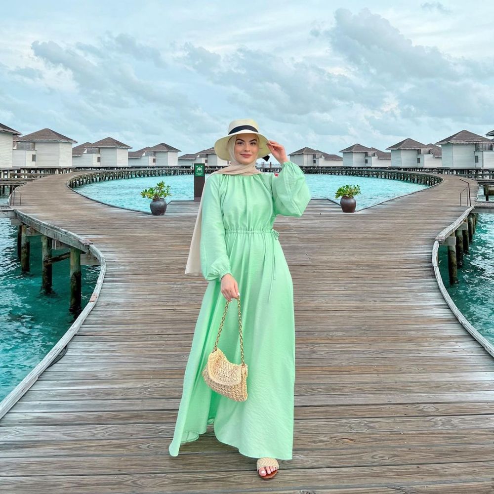 11 OOTD Long Dress untuk Liburan ala Omaya Zein, Pretty and Elegant!