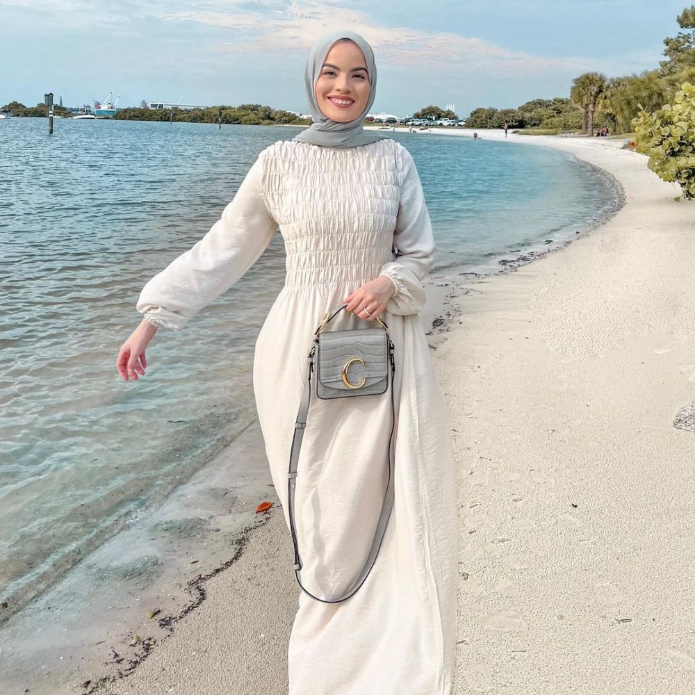 11 OOTD Long Dress untuk Liburan ala Omaya Zein, Pretty and Elegant!