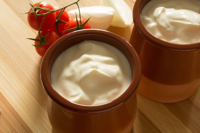 5 Perbedaan Lengkap Yogurt dan Sour Cream, Sama-sama Rasa Asam