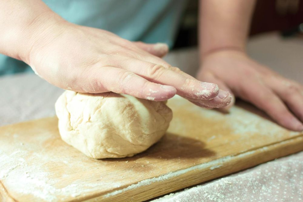 Сколько раз обминать тесто. Knead the Dough. Инвентарь для тортов тесто месить. Месим тесто картинка. Шарик месит тесто.