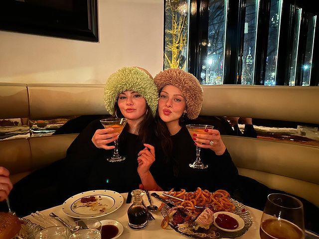 9 Momen Bestie Goals Selena Gomez dan Nicola Peltz