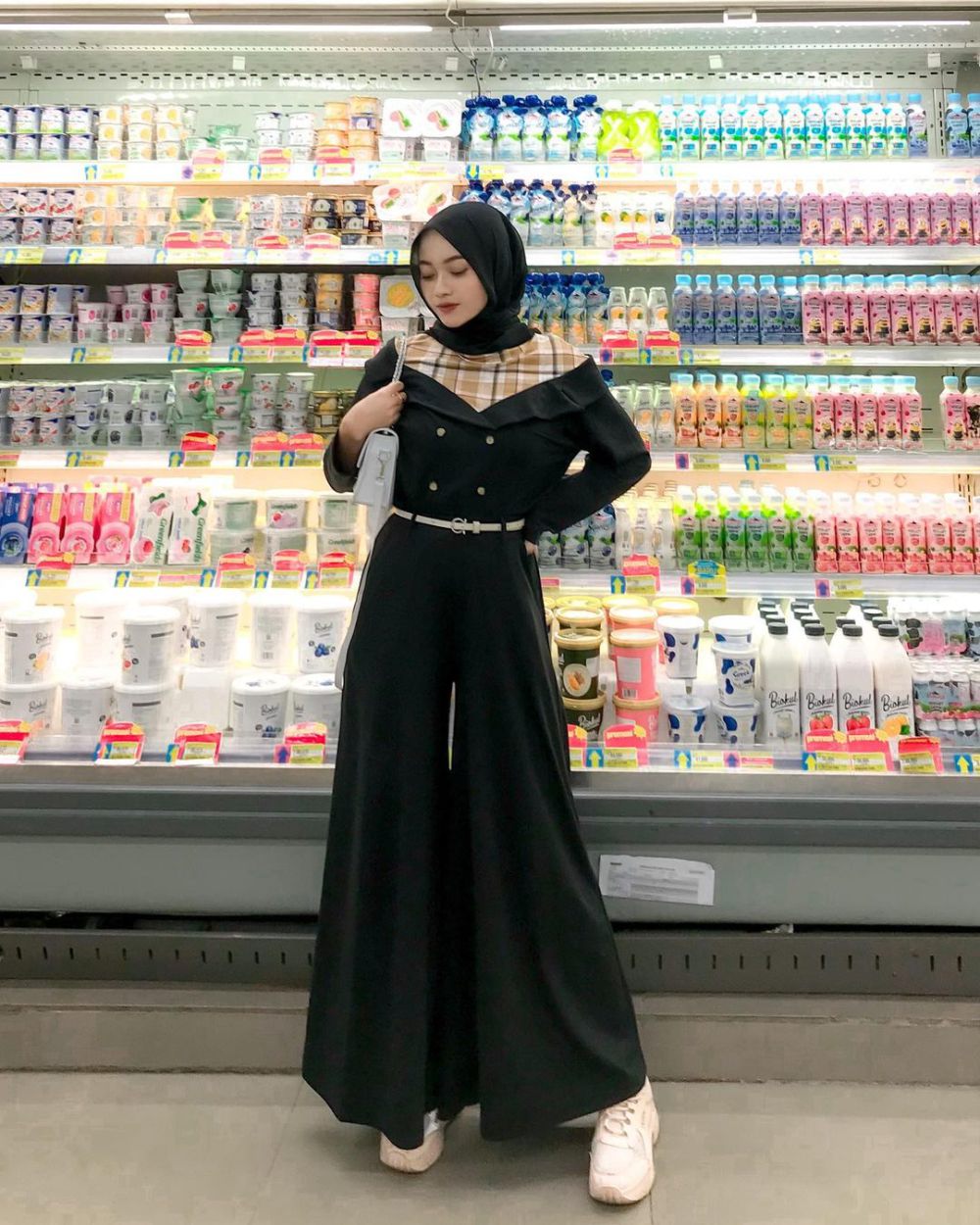 8 OOTD Hijab untuk Grocery Shopping ala Hanifa Lestari, Tampil Modis!