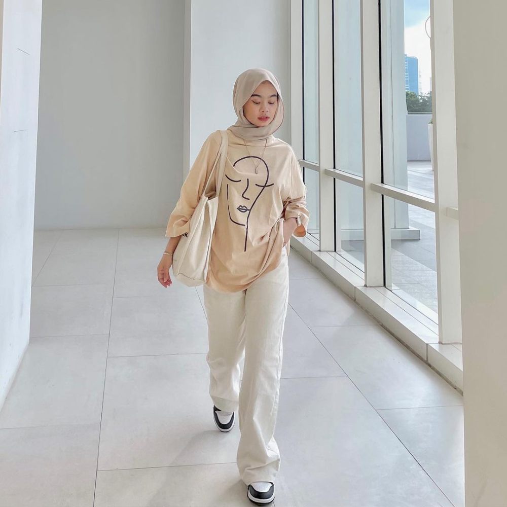 12 OOTD Kaus Oversize ala Nola Clara, Boyish Look yang Hits dan Modis!