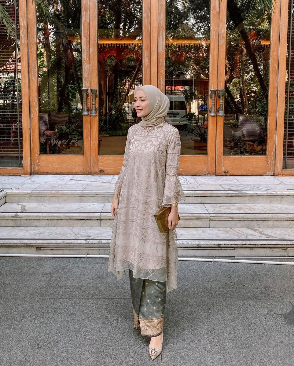 7 OOTD Hijab Kondangan Pakai Tunik ala Mega Iskanti, Minimalis