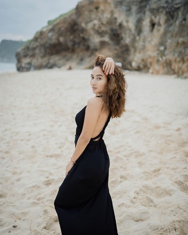 9 Style ke Pantai ala Naomi Zaskia, Simpel dan Comfy!