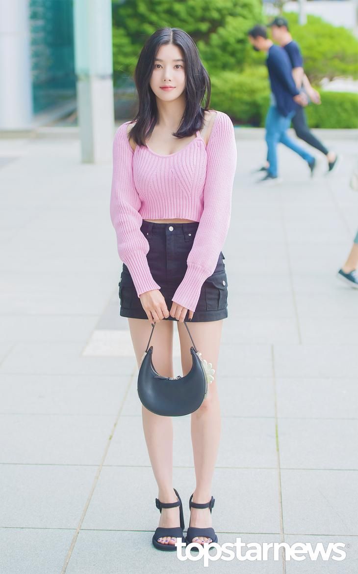 9 Ide OOTD ala Kwon Eunbi, Style Siap Standout Segala Suasana