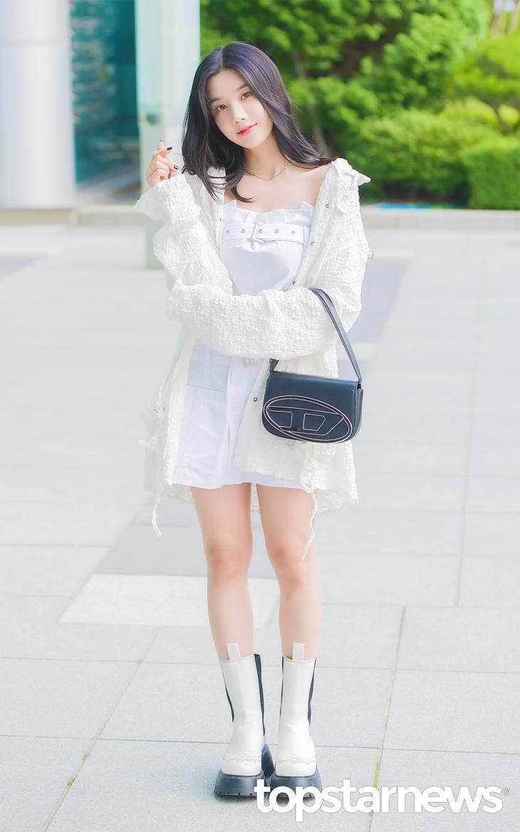 9 Ide OOTD ala Kwon Eunbi, Style Siap Standout Segala Suasana