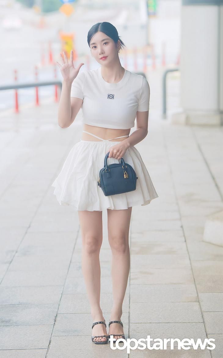 9 Ide OOTD ala Kwon Eunbi, Style Siap Standout Segala Suasana