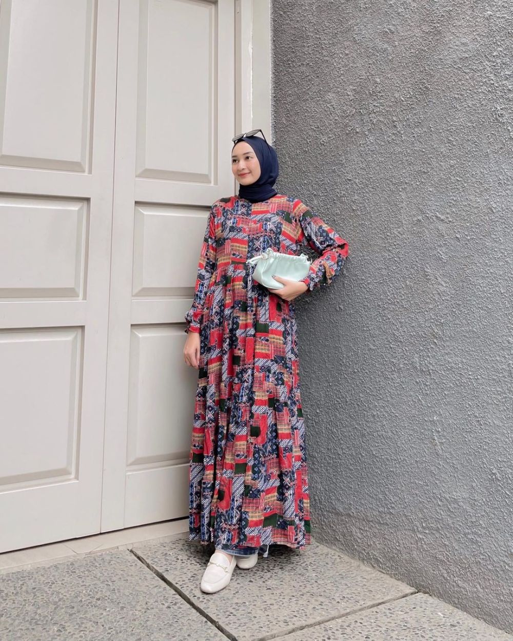 9 Inspirasi OOTD Hijab Dress Motif ala Ingrid Yulika, Girly Banget!