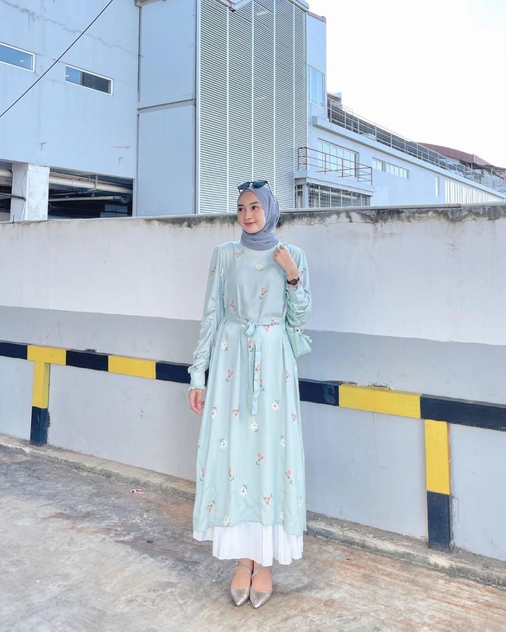 9 Inspirasi OOTD Hijab Dress Motif ala Ingrid Yulika, Girly Banget!