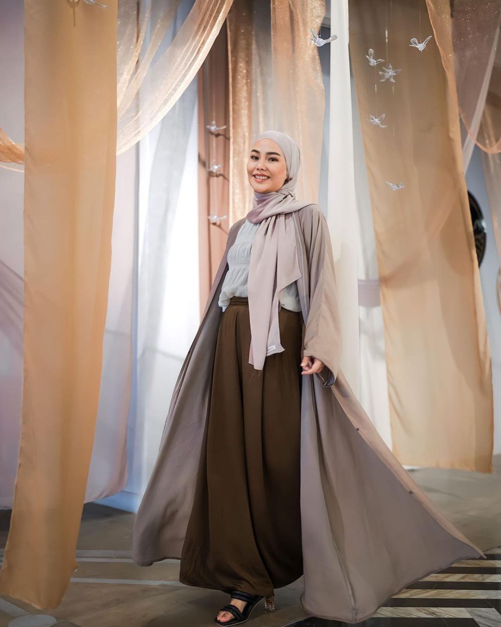 8 Gaya Hijab Stylish dengan Rok ala Dara Arafah, Casual hingga Classy