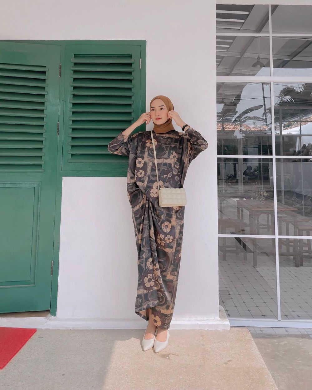 9 Inspirasi OOTD Hijab Dress Motif ala Ingrid Yulika, Girly Banget!