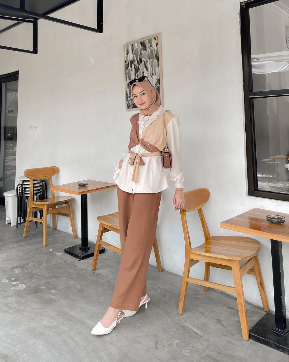 10 Inspirasi Outfit Hijab Earth Tone ala Ingrid Yulika, Chic Banget!