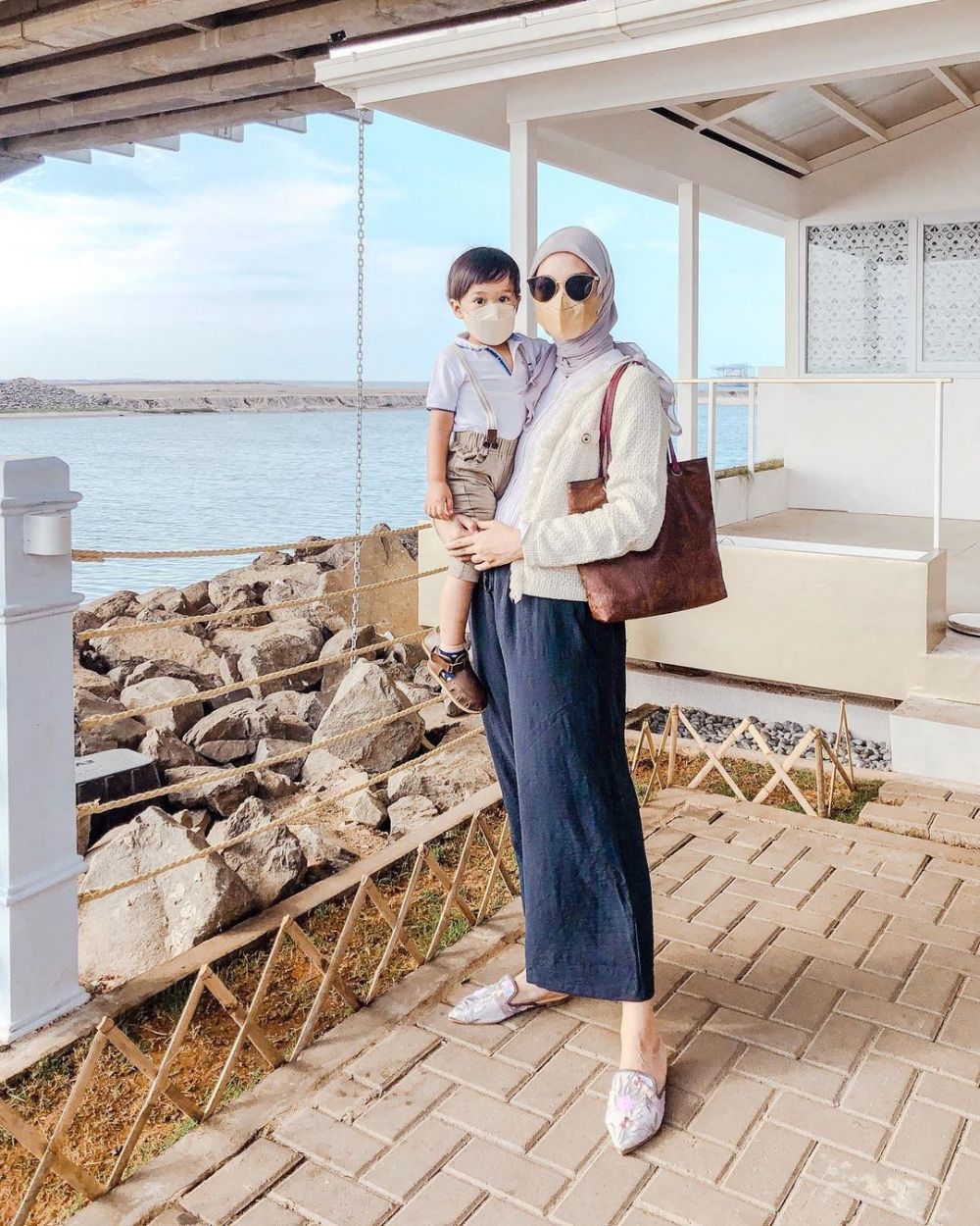 Style Ke Pantai Dengan Hijab Ala Selebgram Indira Hapsari