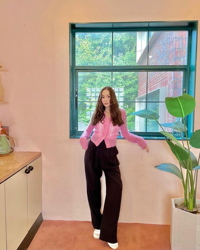 10 Outfit Nuansa Pink ala Jessica Jung untuk Hangout Nonton Barbie