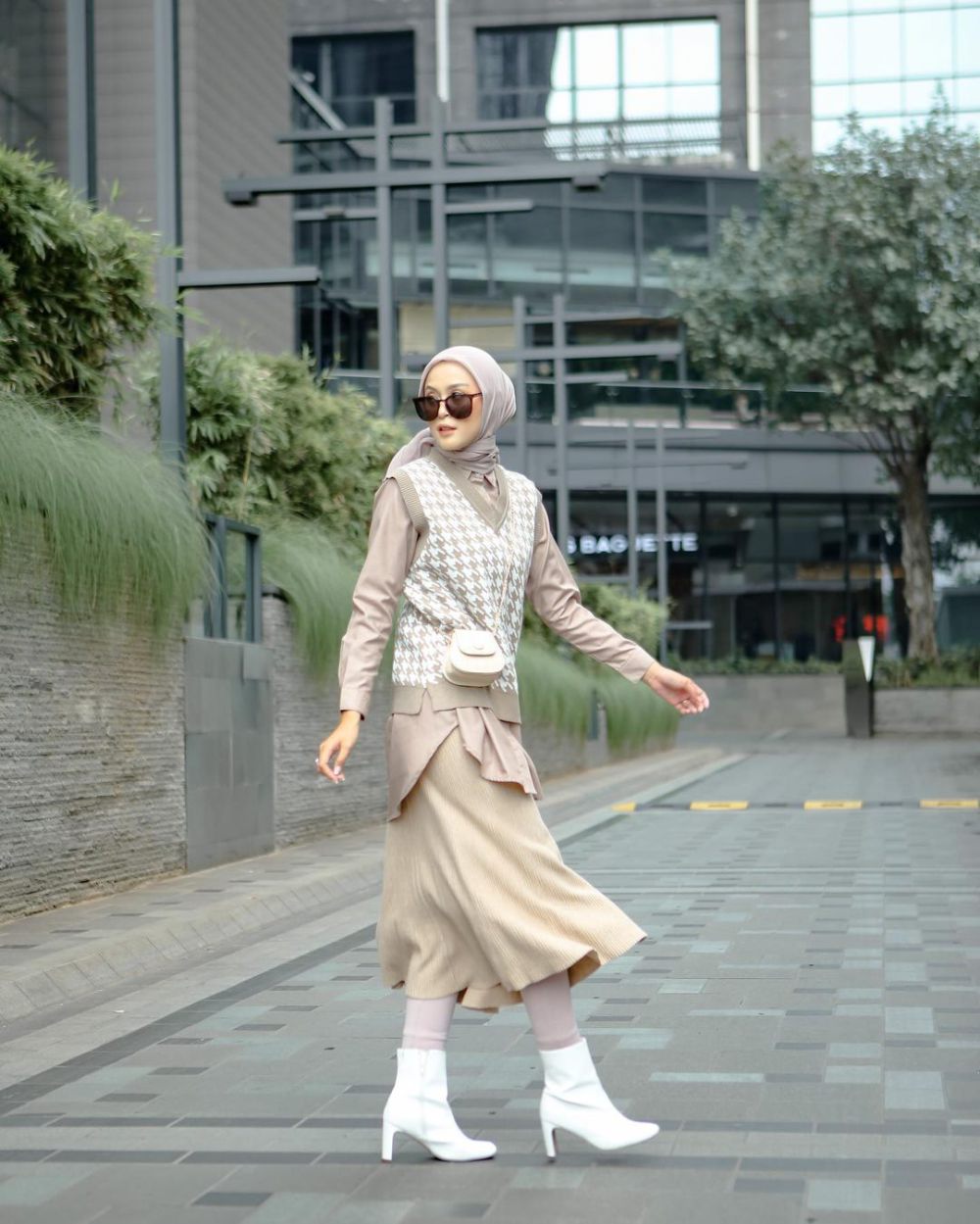 9 Outfit Hijab Estetik untuk Piknik di Taman Tema Earth Tone