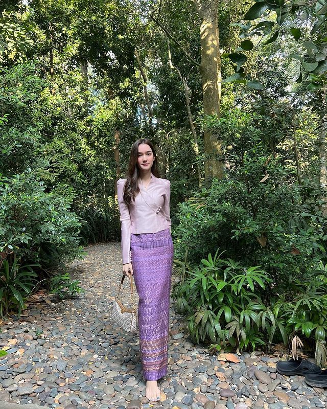 9 Style OOTD Diana Flipo Pakai Rok Tradisional Thailand Pha Sin