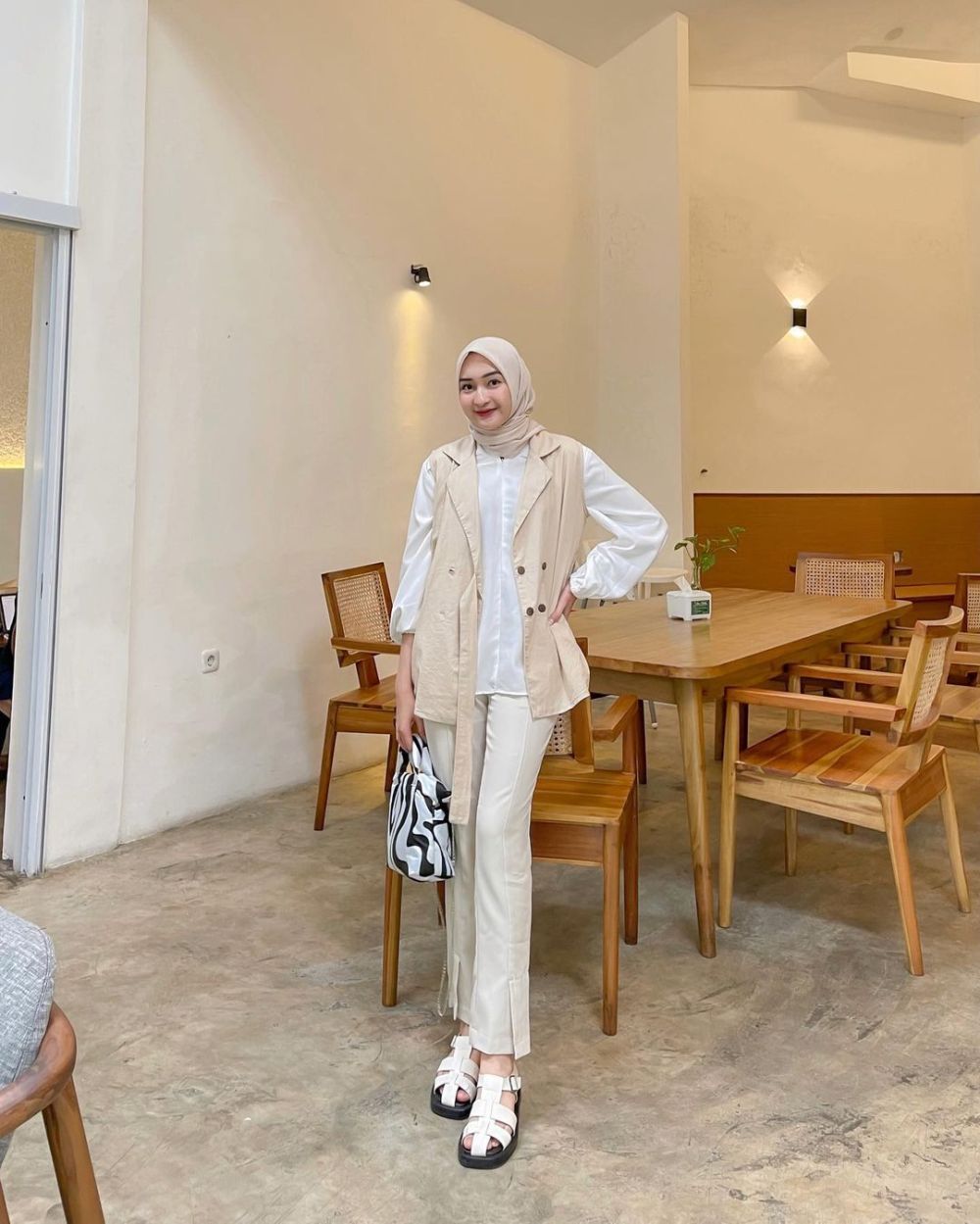 10 Inspirasi Outfit Hijab Earth Tone ala Ingrid Yulika, Chic Banget!