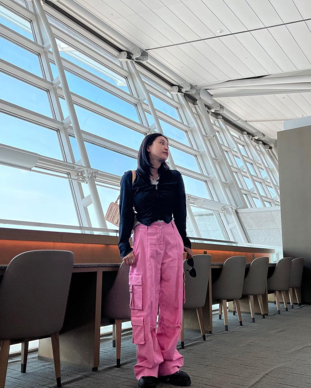7 Inspirasi Outfit Buat Travelling ala Yeri Red Velvet, Trendi Abis