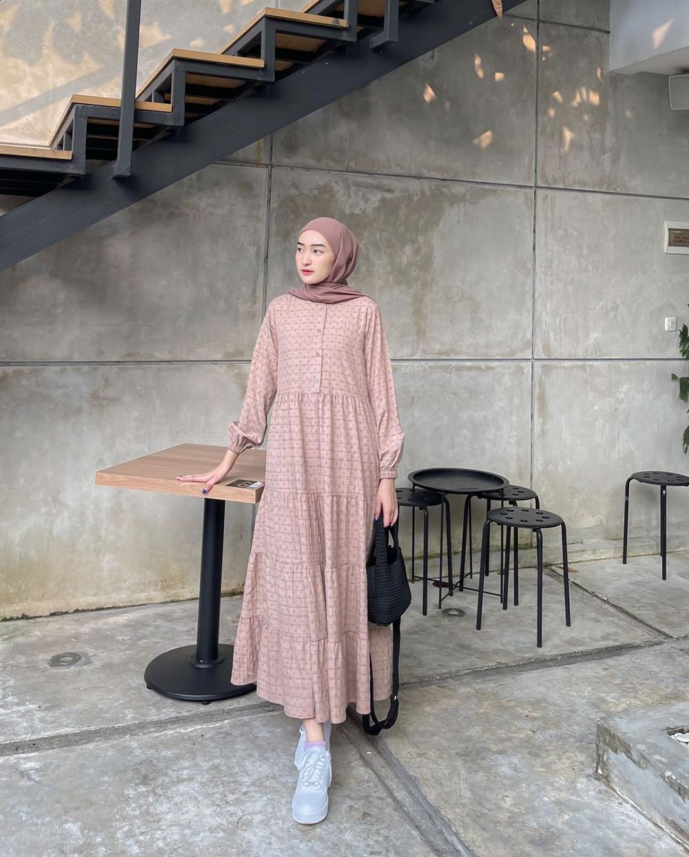 9 Inspirasi OOTD Hijab Dress Motif ala Ingrid Yulika, Girly Banget!