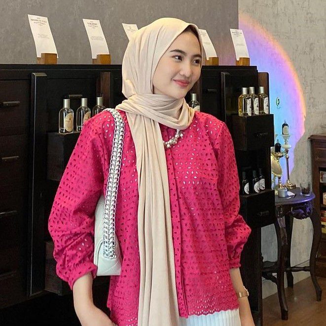 9 Warna Jilbab yang Cocok dengan Baju Fuchsia, Hijabers Wajib Tahu! 