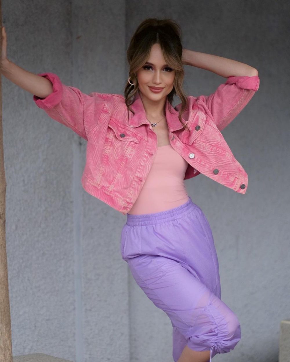 12 Gaya Cinta Laura dengan Outfit Nuansa Pink, The Real Barbie! 
