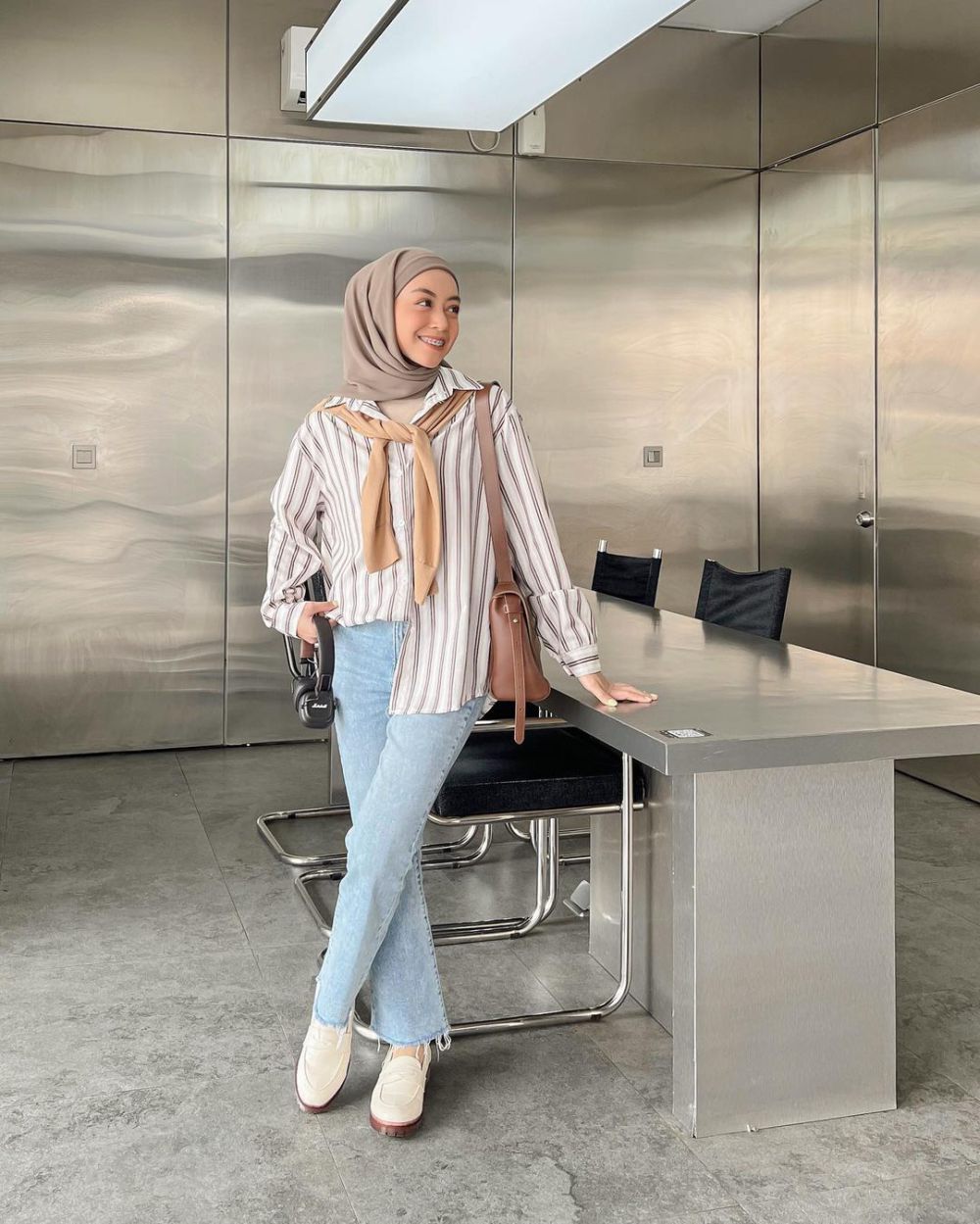 9 Ide Outfit Hijab Pakai Kemeja ala Meirani Putri, Kasual untuk Kerja