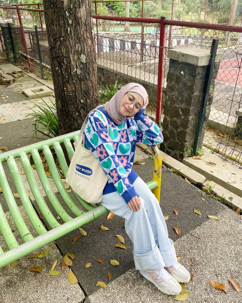 10 Inspirasi OOTD Jalan-jalan Sore ala Tania Dewi, Looknya Fresh!