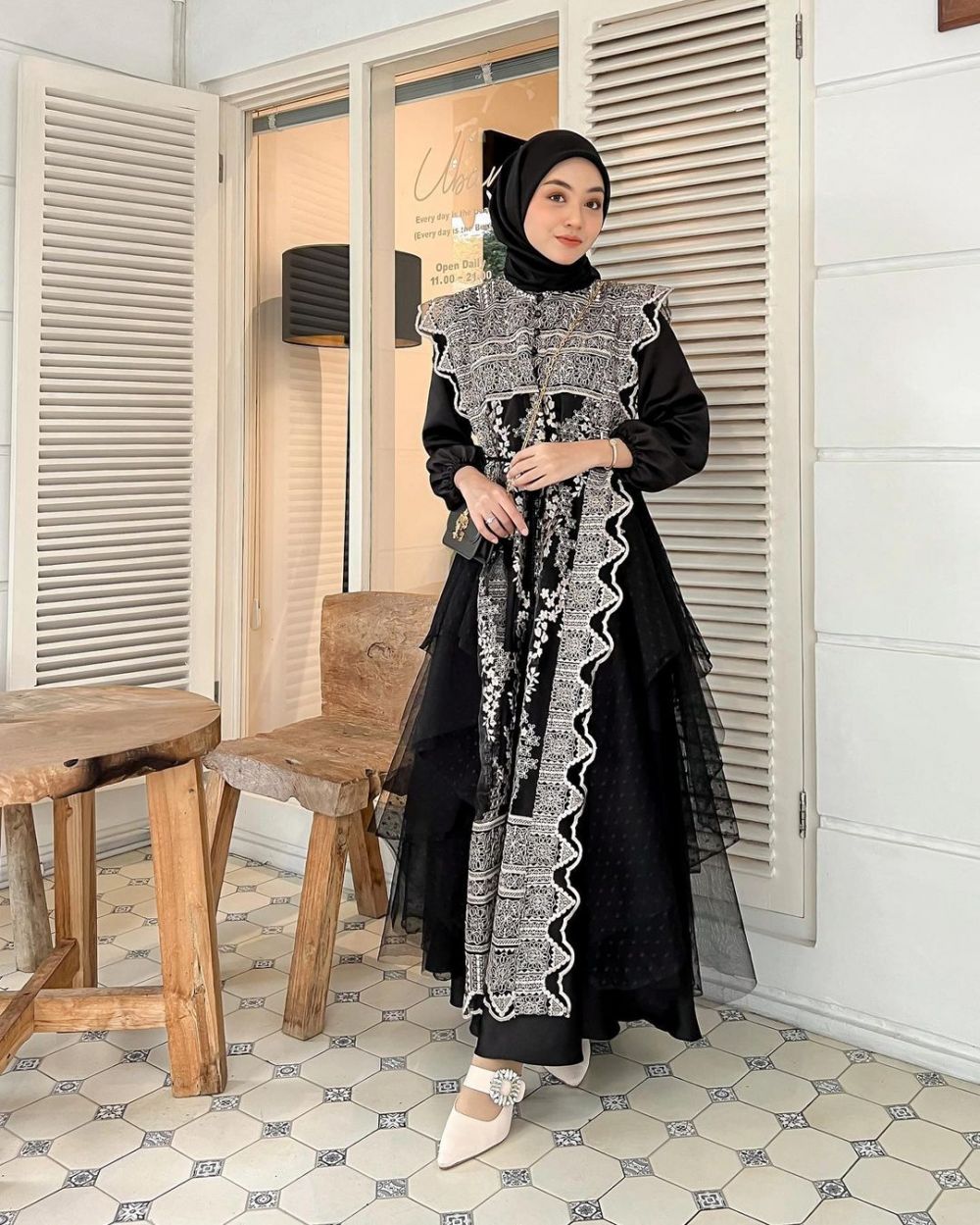 7 Outfit Kondangan Hijab Dengan Dress Hitam, Lebih Anggun