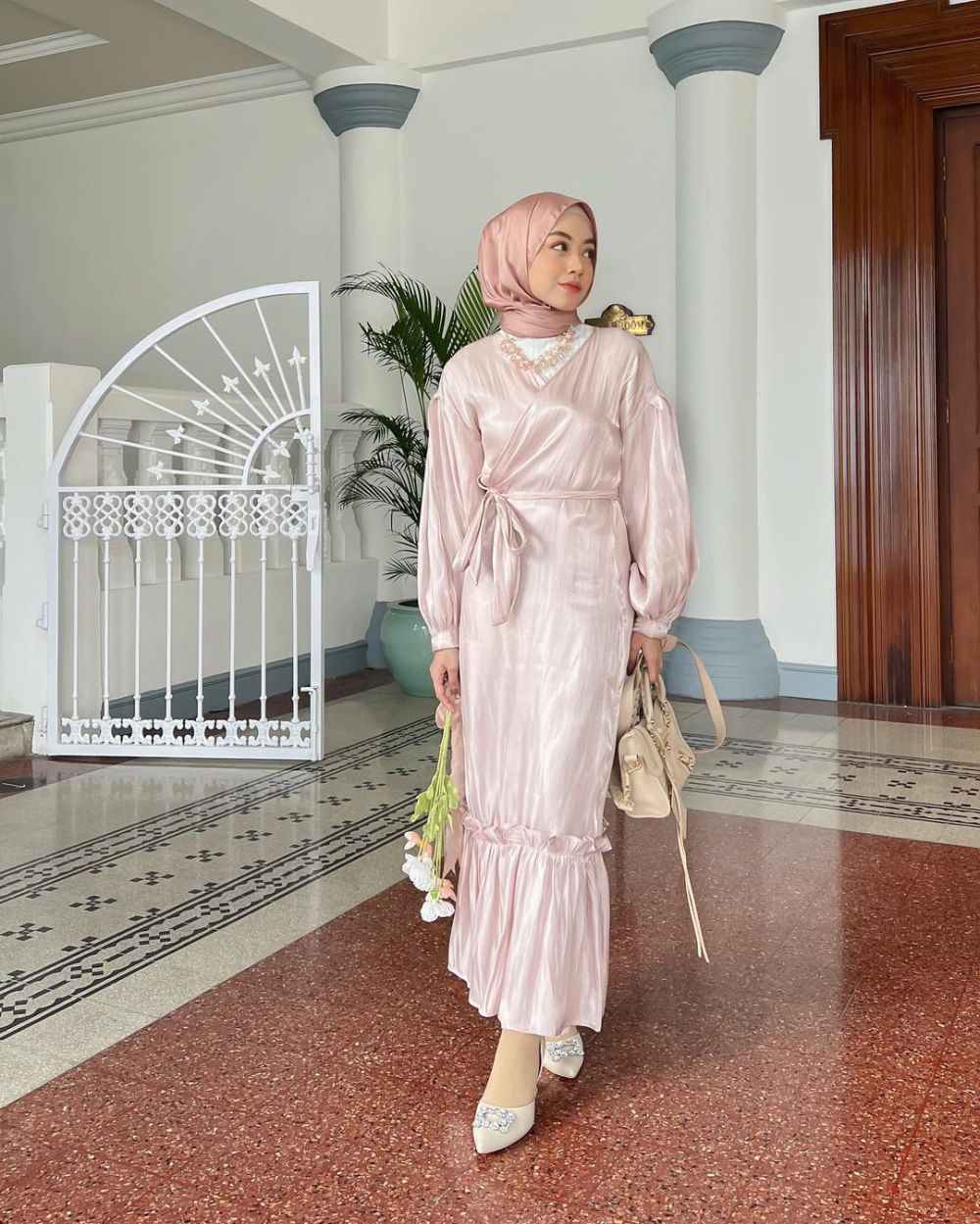 9 Ide Outfit Kondangan selain Brokat ala Meirani Amalia