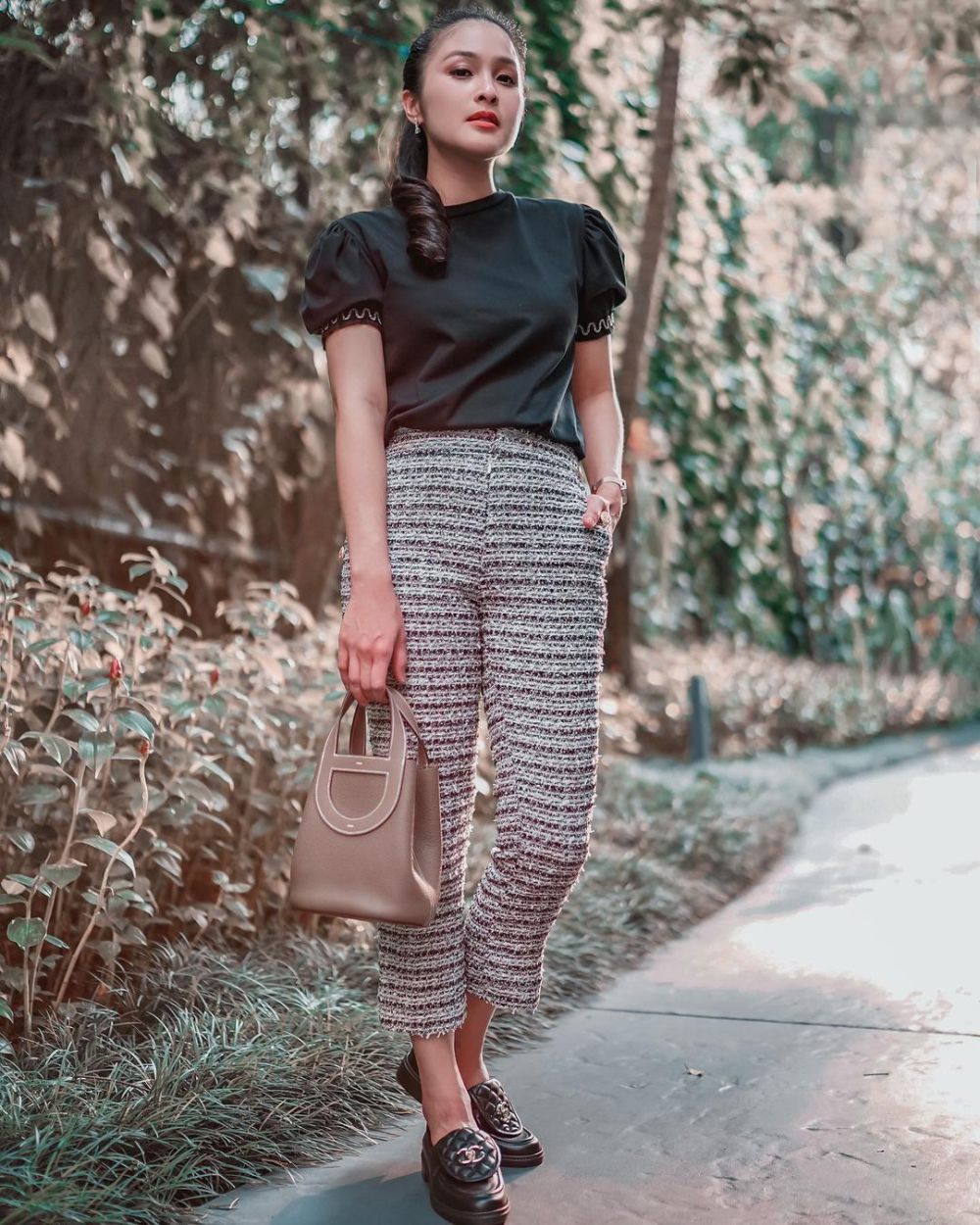 7 Referensi Outfit Tweed Ala Sandra Dewi, Siap Tampil Classy