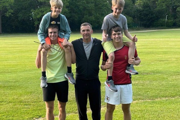 9 Potret Kehangatan Andriy Shevchenko dan Keempat Putranya