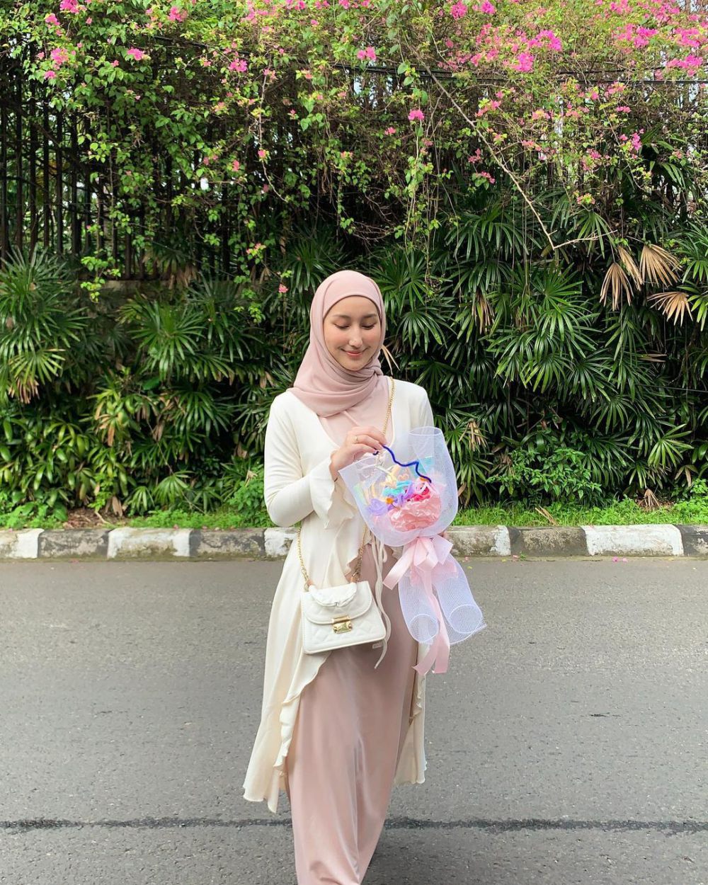 8 Outfit Hijab Nuansa Pink Putih Hangout ke Mall, Kece ala Barbie