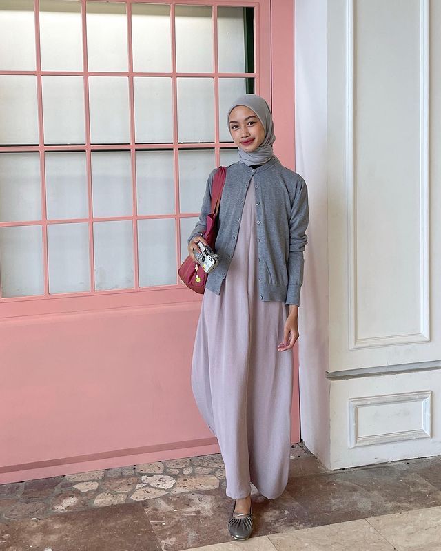 9 Inspirasi OOTD Tema Monokrom ala Influencer Hijab, Stylish Abis!
