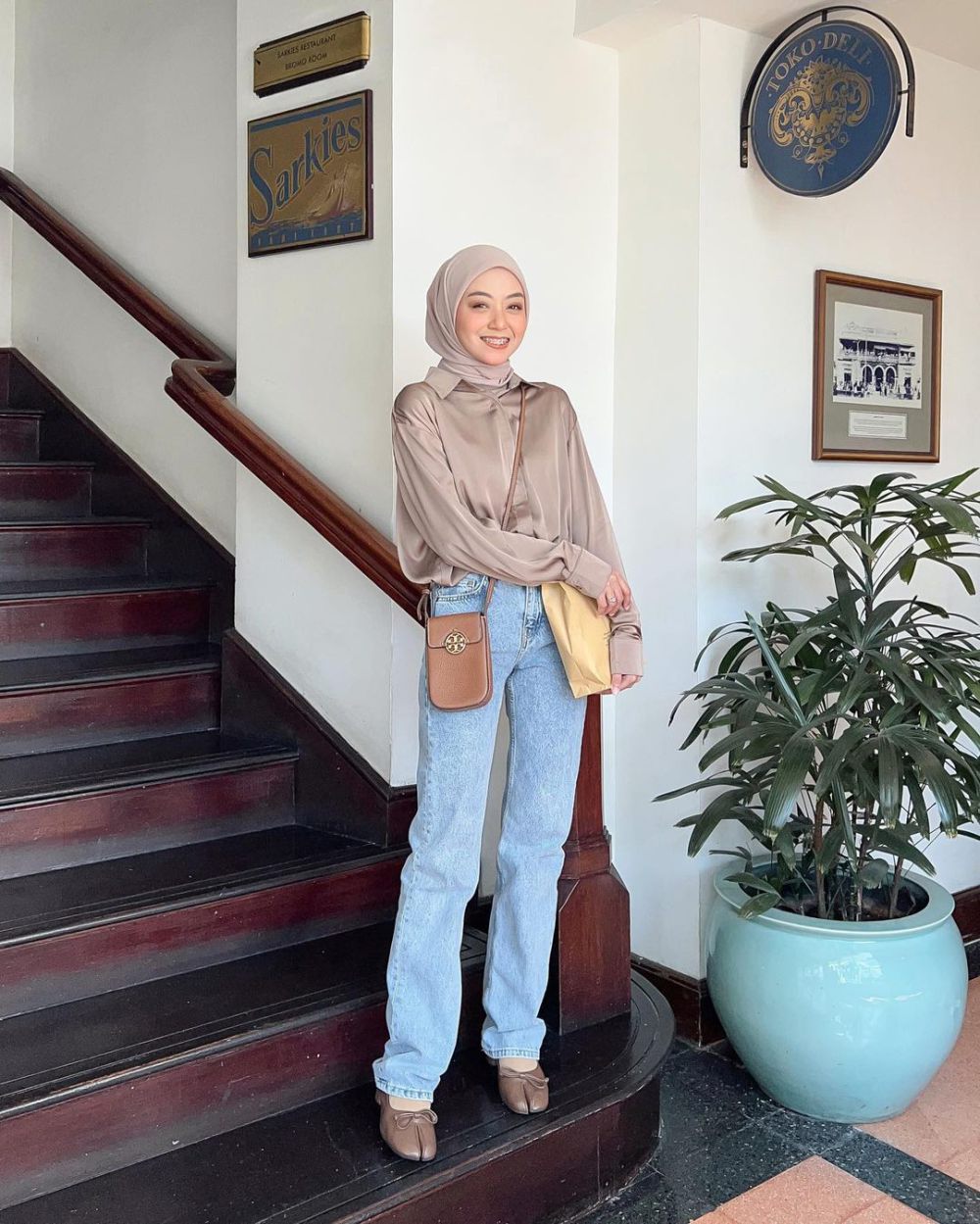 9 Ide Outfit Hijab Pakai Kemeja ala Meirani Putri, Kasual untuk Kerja