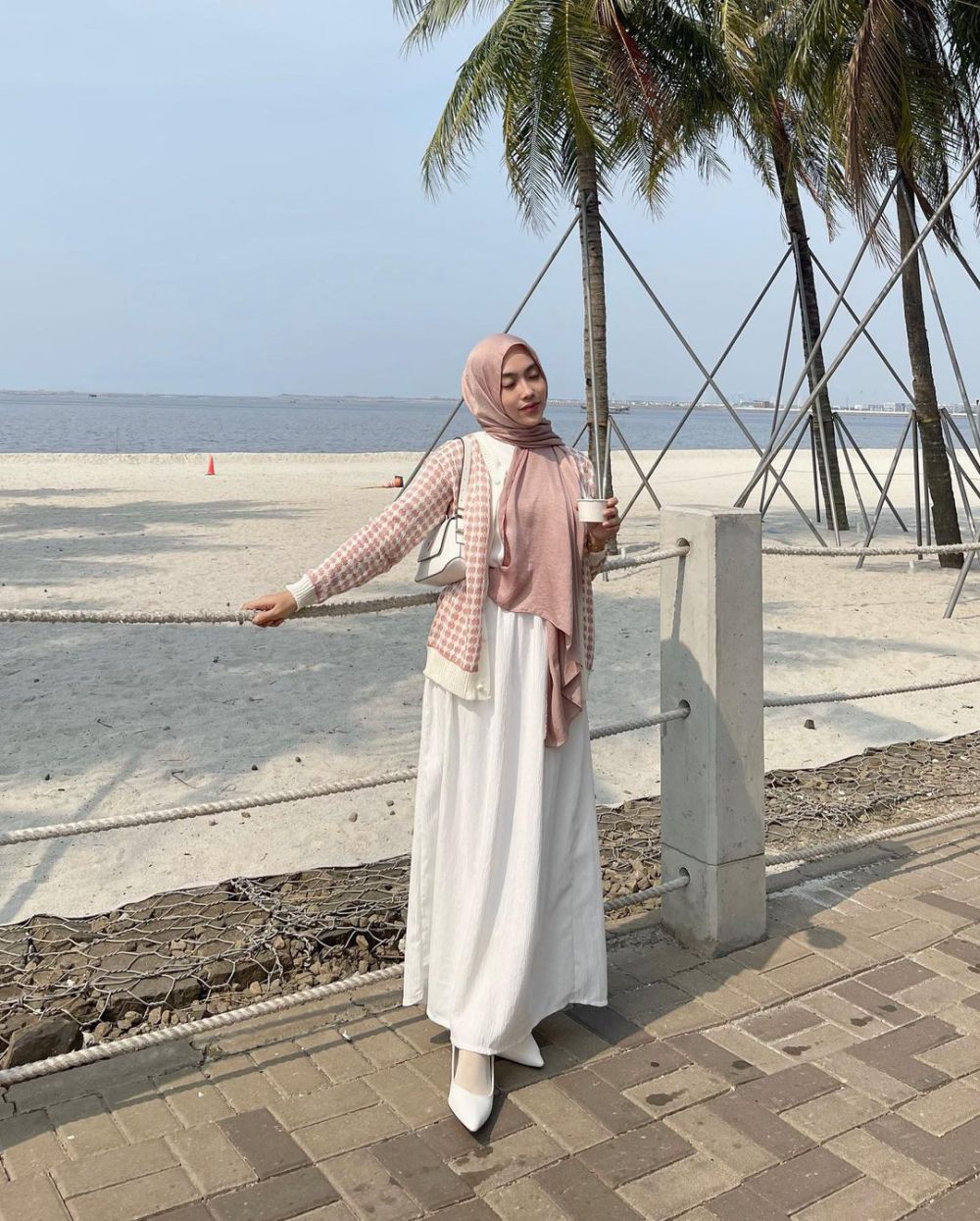 8 Outfit Hijab Nuansa Pink Putih Hangout ke Mall, Kece ala Barbie
