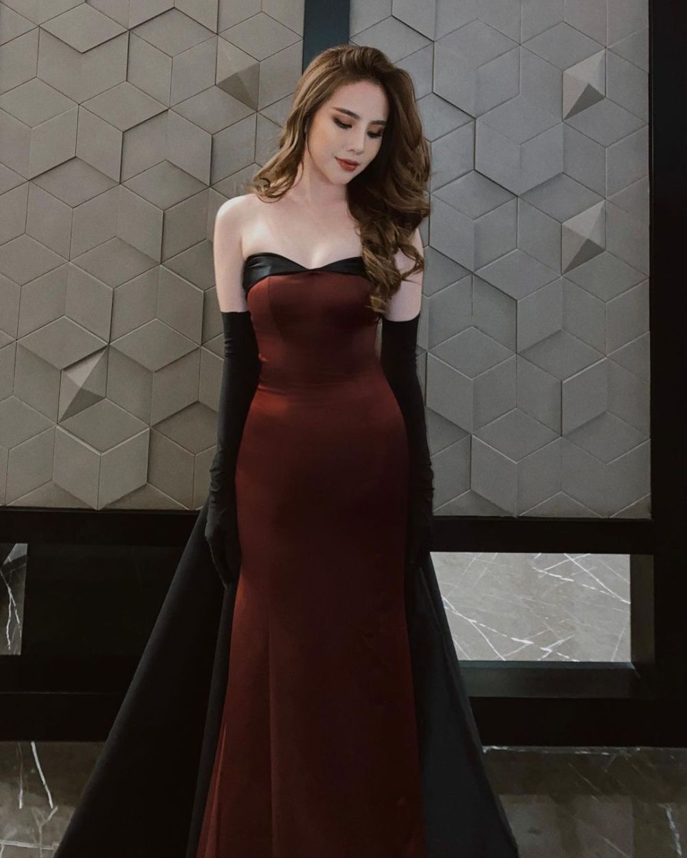 8 Outfit Model Strapless ala Agatha Chelsea, Tampil Stunning