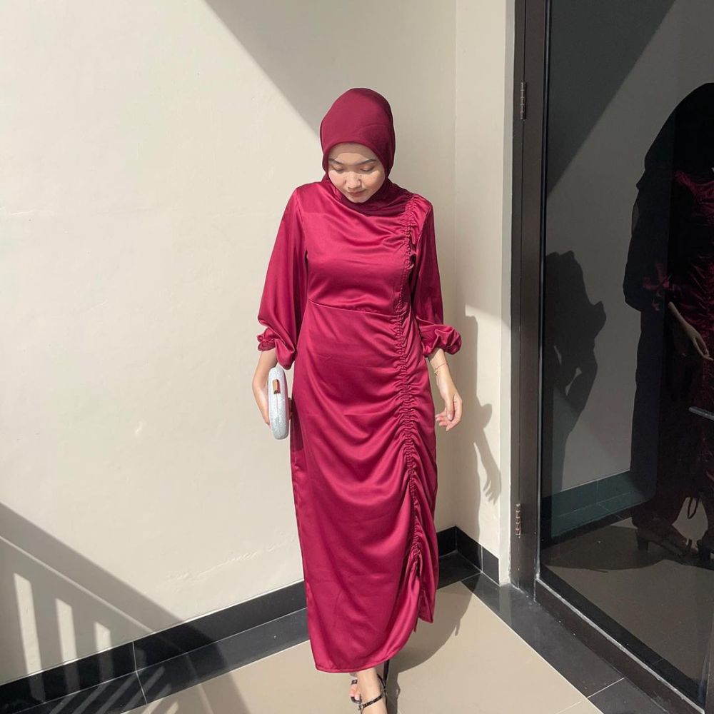 9 Inspirasi Dress Bridesmaid Material Satin Warna Merah, Merona