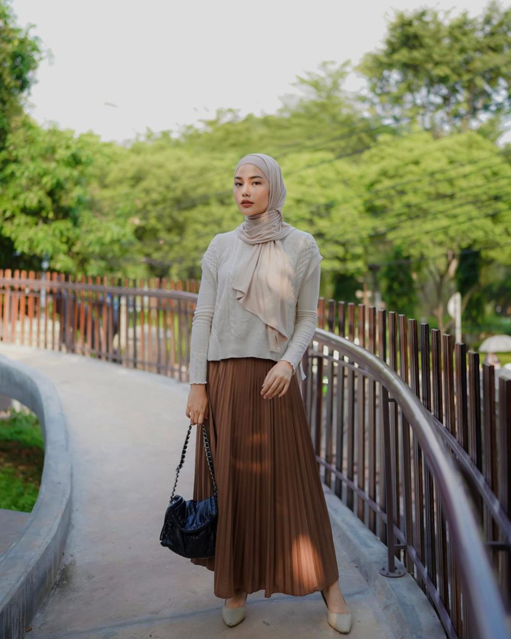 8 Gaya Hijab Stylish dengan Rok ala Dara Arafah, Casual hingga Classy