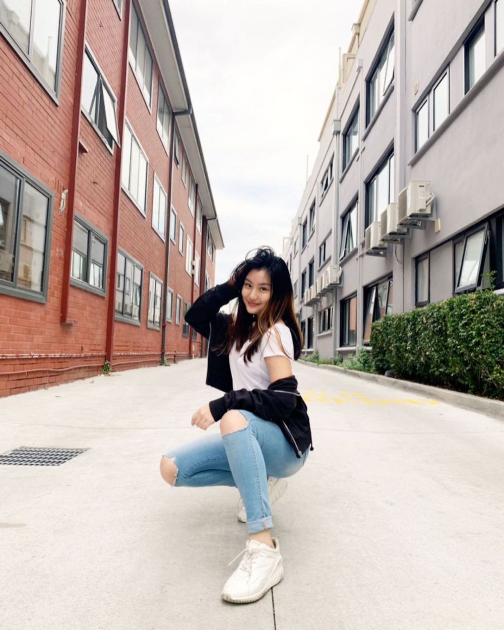 8 Inspirasi Styling Ripped Jeans Shannon Wong, Effortless